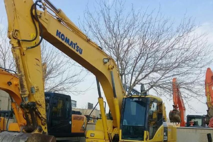 خرید و فروش ماشین آلات کوماتسو PC220 سال 2009برای فروش