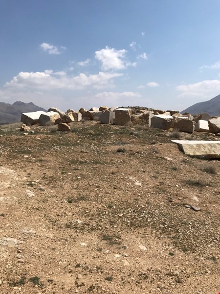 معدن سنگ مرمریت نسکافه ای با رگه طلایی مشابه محکام یا امپرادو لایت اسپانیا