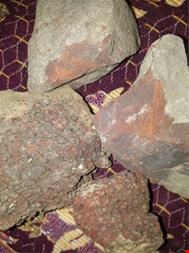 مواد معدنی سنگ آهن هماتیت و خاک بنتونیت