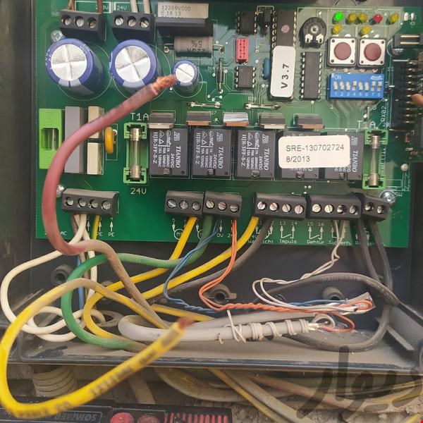 خدمات تعمیرات - تعمیر انواع درب برقی ریموتی