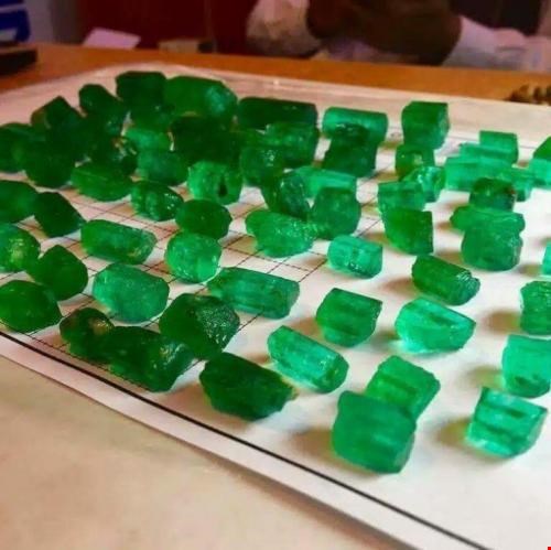 خریدار سنگ قیمتی خریدار سنگ نیمه قیمتی  -خریدار زمرد