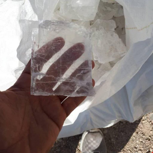 فروش مواد معدنی /سنگ نمک های رنگی . نمک صورتی . انواع نمک صنعتی  . نمک هالیت نمک شیشه ای  نمک  سنگ نمک . سنگ نمک صادراتی