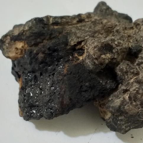 شهاب سنگ وزن ۳۰۰ گرم چگالی ۲.۹۸